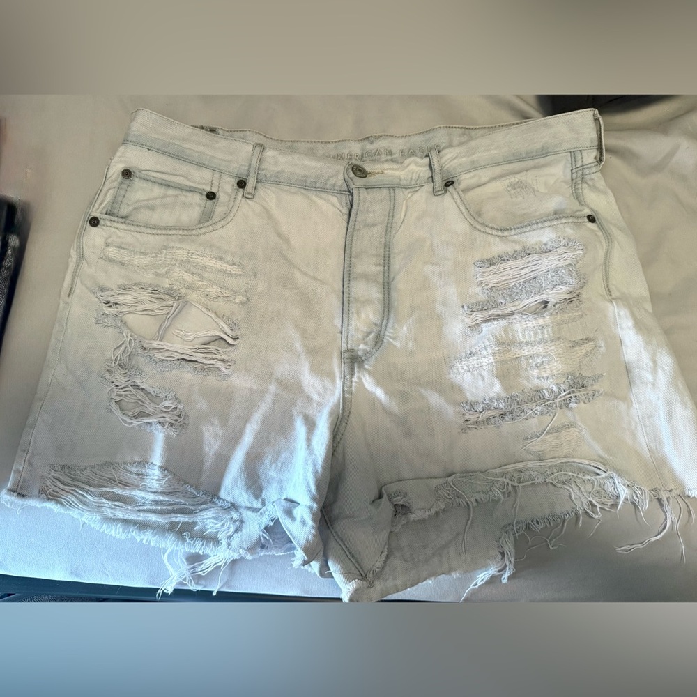 American Eagle 90’s boyfriend short size 18. Button fly